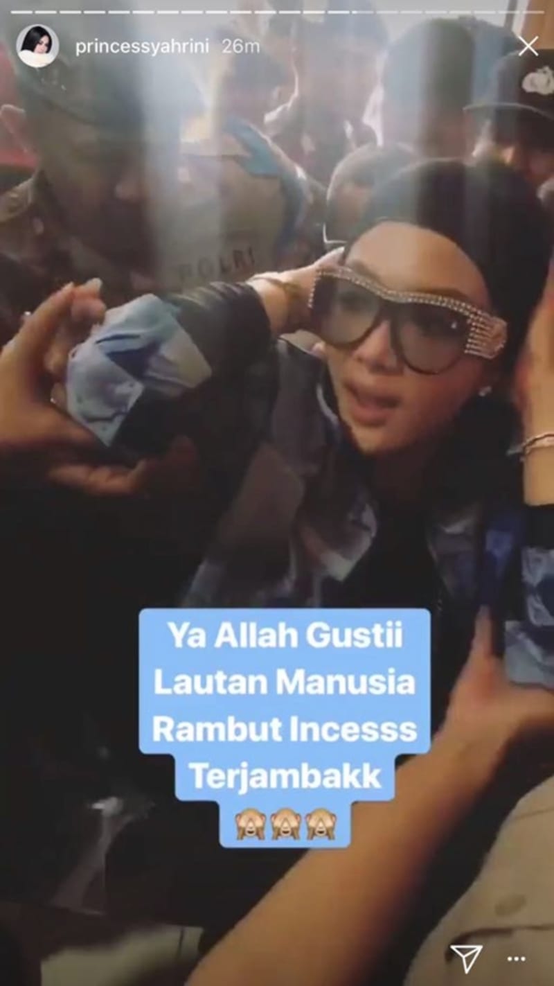 Rambut Syahrini Terjambak Usai Sidang First Travel