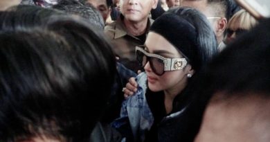 Rambut Syahrini Terjambak Usai Sidang First Travel