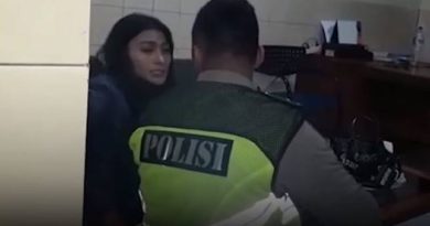 Video Viral Model Seksi Ngamuk Usai Tabrak Sopir Ojek Online