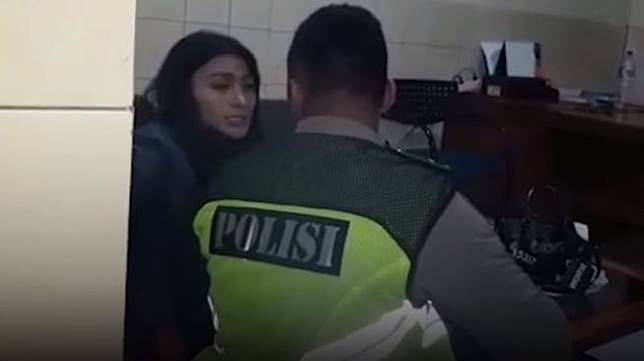 Video Viral Model Seksi Ngamuk Usai Tabrak Sopir Ojek Online