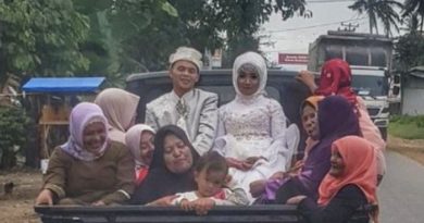 Viral! Foto Nikah Sederhana Naik Mobil Bak Terbuka
