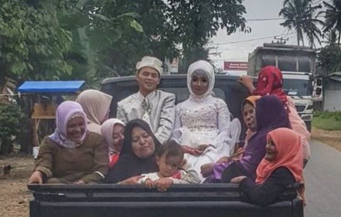 Viral! Foto Nikah Sederhana Naik Mobil Bak Terbuka