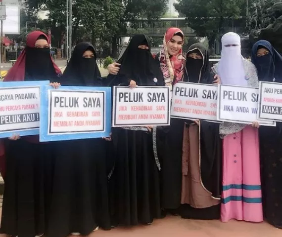 Suasana Haru Menyelimuti Momen Kebersamaan Kartika dan Para Muslimah Bercadar