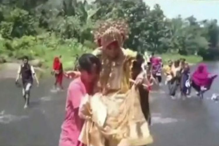 Video Viral Pasangan Ini Seberangi Sungai untuk Menikah