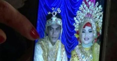 Video Viral Pasangan Ini Seberangi Sungai untuk Menikah