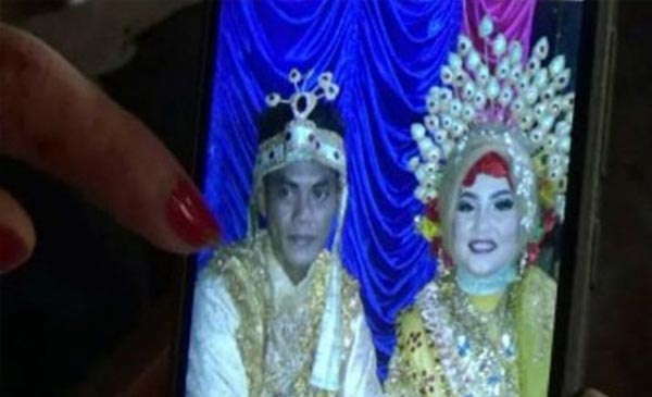 Video Viral Pasangan Ini Seberangi Sungai untuk Menikah