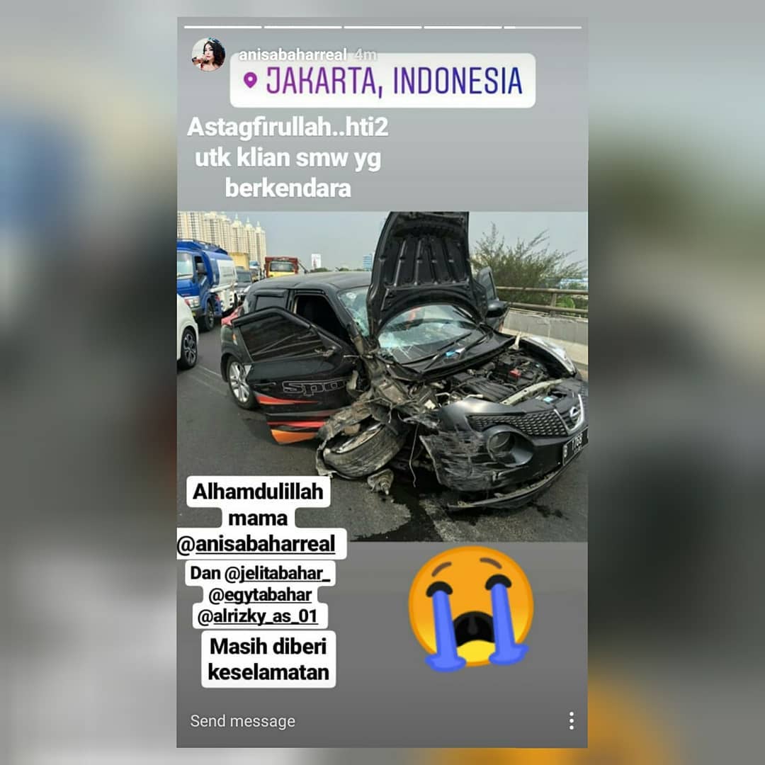 Anisa Bahar dan Anaknya Kecelakaan, Kondisi Mobilnya Mengenaskan