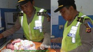 Polisi Ini Membantu Ibu Melahirkan di Jalan Tol Purbaleunyi
