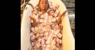 Video Pria Berendam Uang Gepokan Rp100 Ribu di Bak Mandi