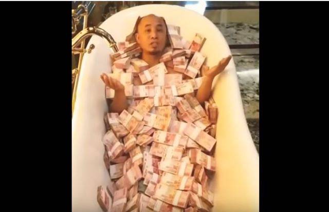 Video Pria Berendam Uang Gepokan Rp100 Ribu di Bak Mandi