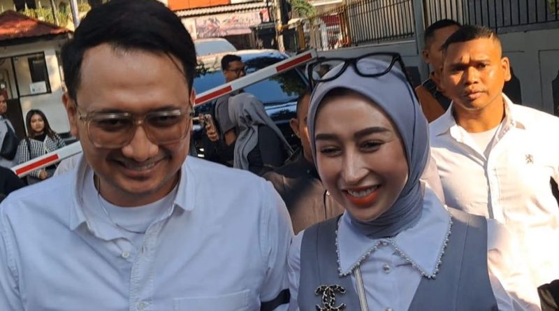 Reza Gladys dihujani Pertanyaan oleh Nikita Mirzani, sampe lemas