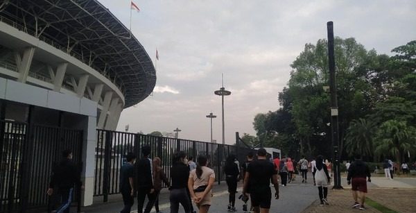 Viral, Suara aneh di speaker GBK saat seorang lagi olahraga pagi