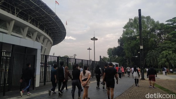 Viral, Suara aneh di speaker GBK saat seorang lagi olahraga pagi