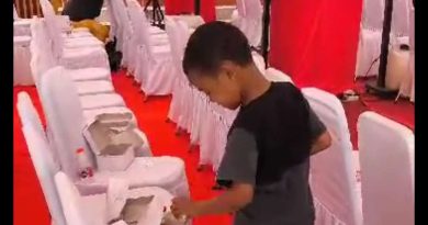 Miris Bocah Kecil Pulung Makanan bekas Pejabat di HUT RI ke-80