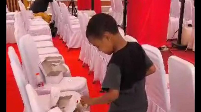 Miris Bocah Kecil Pulung Makanan bekas Pejabat di HUT RI ke-80