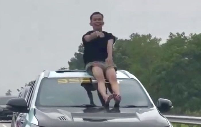Pria ini Joget Diatas Mobil Pajero Malah Kena Tilang Rp 750 Riibu
