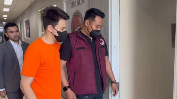 Aktris Jonathan Frizzy Dipenjara 1 Tahun Kasus Vape Obat Keras