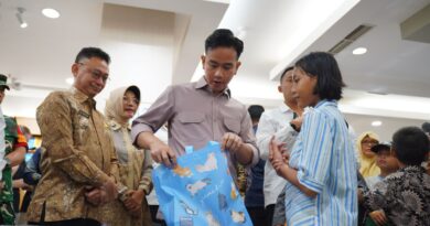 Gibran Dikritik Netizen Usai Siduk Tas Pelajar Perempuan