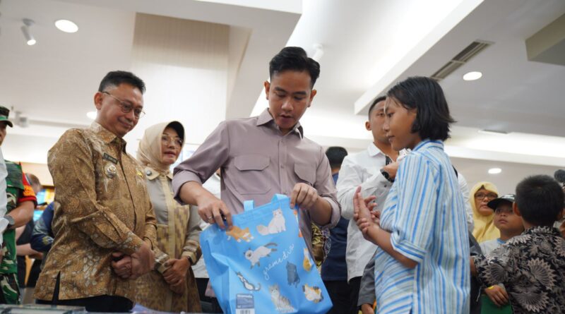 Gibran Dikritik Netizen Usai Siduk Tas Pelajar Perempuan