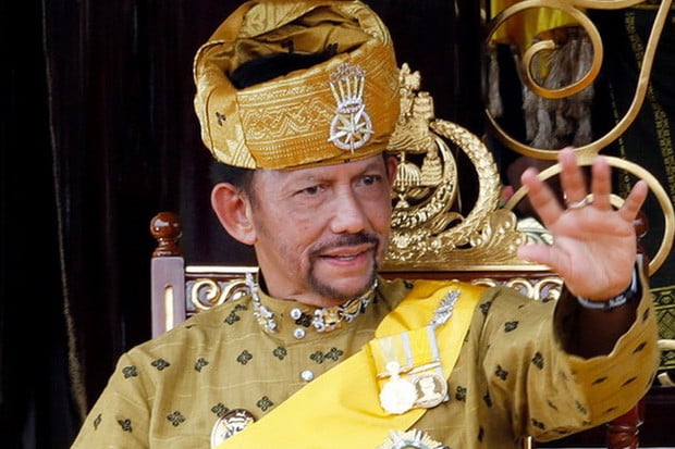 Sultan Brunei Haji Hassanal Bolkiah Jatuh Usai Pidato di Acara Wisuda
