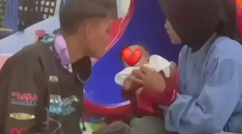 Netizen Geram Pasutri Baru Bawa Bayi 1 Bulan Main Wahana Mandi Bola