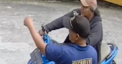 Heboh Seorang Pria Pamer Benda Mirip Pistol dan Ternyata Korek Api