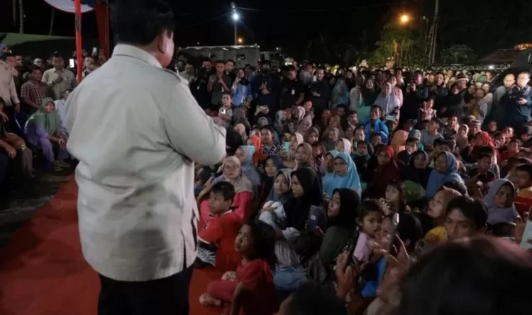 Malam Tahun Baru 2026 Prabowo Hadir di Sumatra Nonton Layar Tancap Bersama Warga