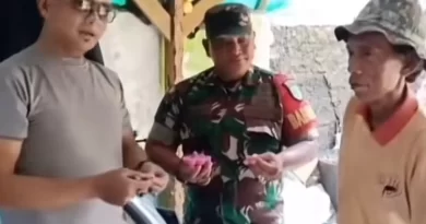 Pedagang Es Gabus Mengaku Dihina Anggota Polri TNI Menuduh Berbahan Spons
