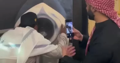 Viral Pria Arab Arahkan Jemaah Berpose Mencium Hajar Aswad Menjadi Kritikan Netizen