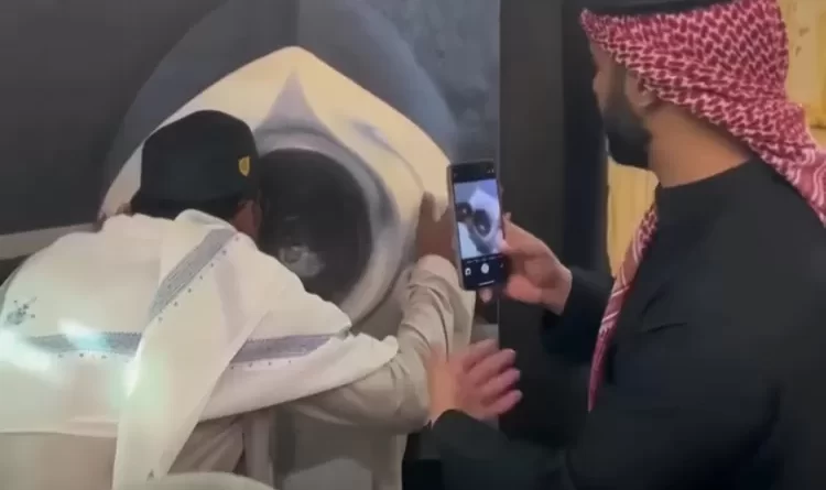 Viral Pria Arab Arahkan Jemaah Berpose Mencium Hajar Aswad Menjadi Kritikan Netizen