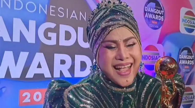 Penyanyi Legendaris Elvy Sukaesih Ingin Tambah Anak Meski Umur 74 Tahun