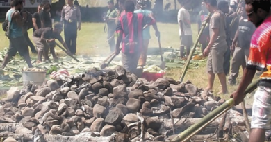 Umat Muslim Papua Merayakan Lebaran Idul Fitri Dengan Tradisi Membakar Batu