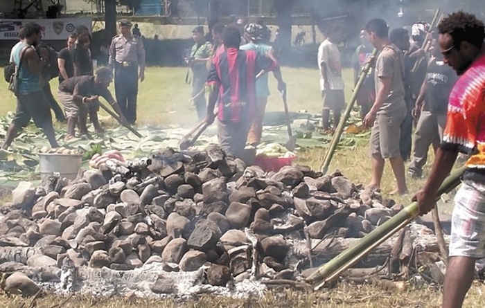 Umat Muslim Papua Merayakan Lebaran Idul Fitri Dengan Tradisi Membakar Batu