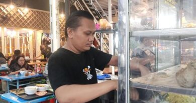 Penjual Bakso di Medan Viral Karena Memiliki Wajah Mirip dengan Penyanyi Rizky Febian