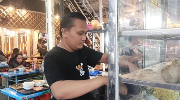 Penjual Bakso di Medan Viral Karena Memiliki Wajah Mirip dengan Penyanyi Rizky Febian Penjual Bakso di Medan Viral Karena Memiliki Wajah Mirip dengan Penyanyi Rizky Febian