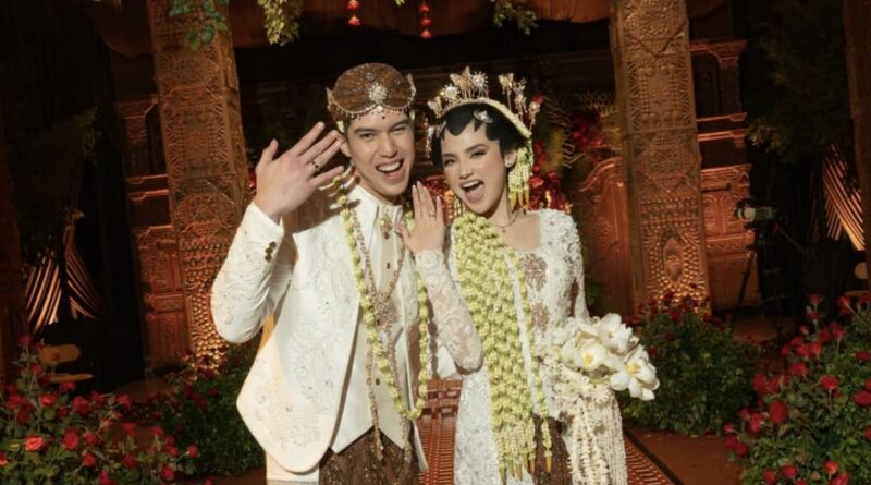 Syifa Hadju Pamer Foto Pernikahan ke Publik, El Rumi: Hello My Wife! Syifa Hadju Pamer Foto Pernikahan ke Publik, El Rumi: Hello My Wife!