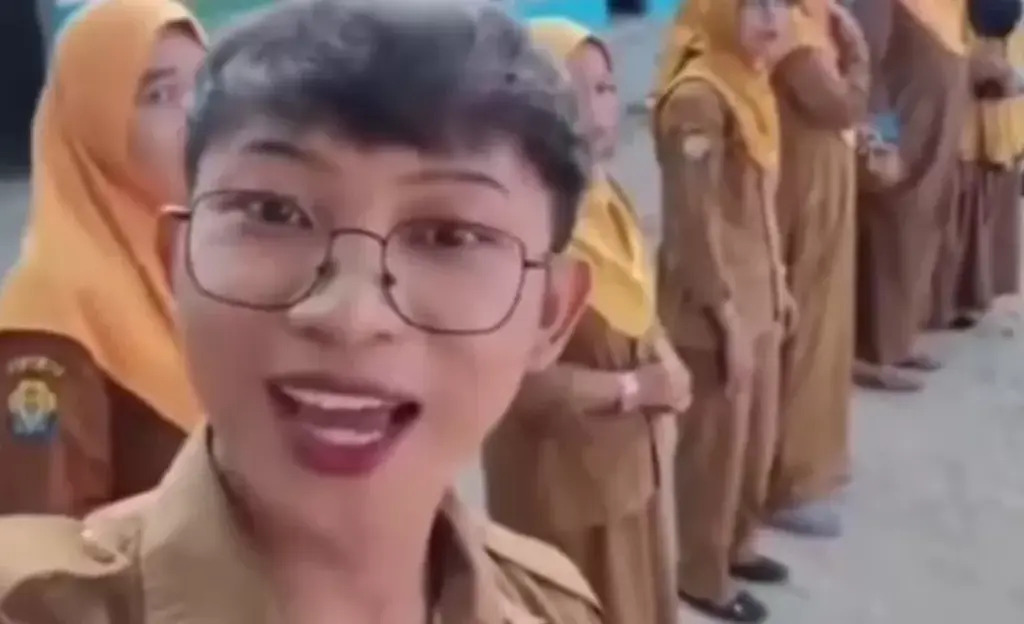 Viral Guru Yasin Gunakan Lipstik Saat Mengajar di Depan Murid