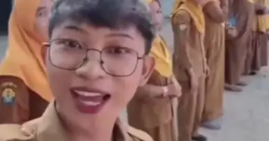 Viral Guru Yasin Gunakan Lipstik Saat Mengajar di Depan Murid