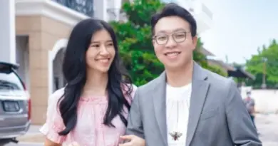 Reni Effendi tampak Semringah saat Richard Lee Keluar dari Lapas